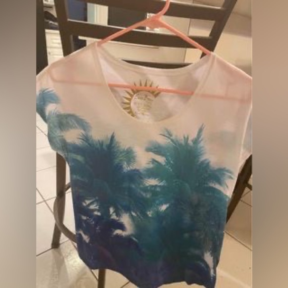 Women’s petite small sun bay palm tree top. Used condition , smoke free home.